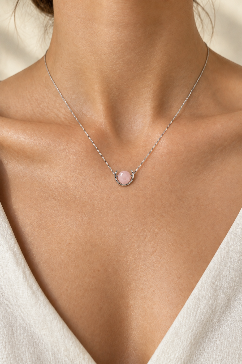 Collar de ópalo andino en plata de ley 925 sobre el cuello, a escala real