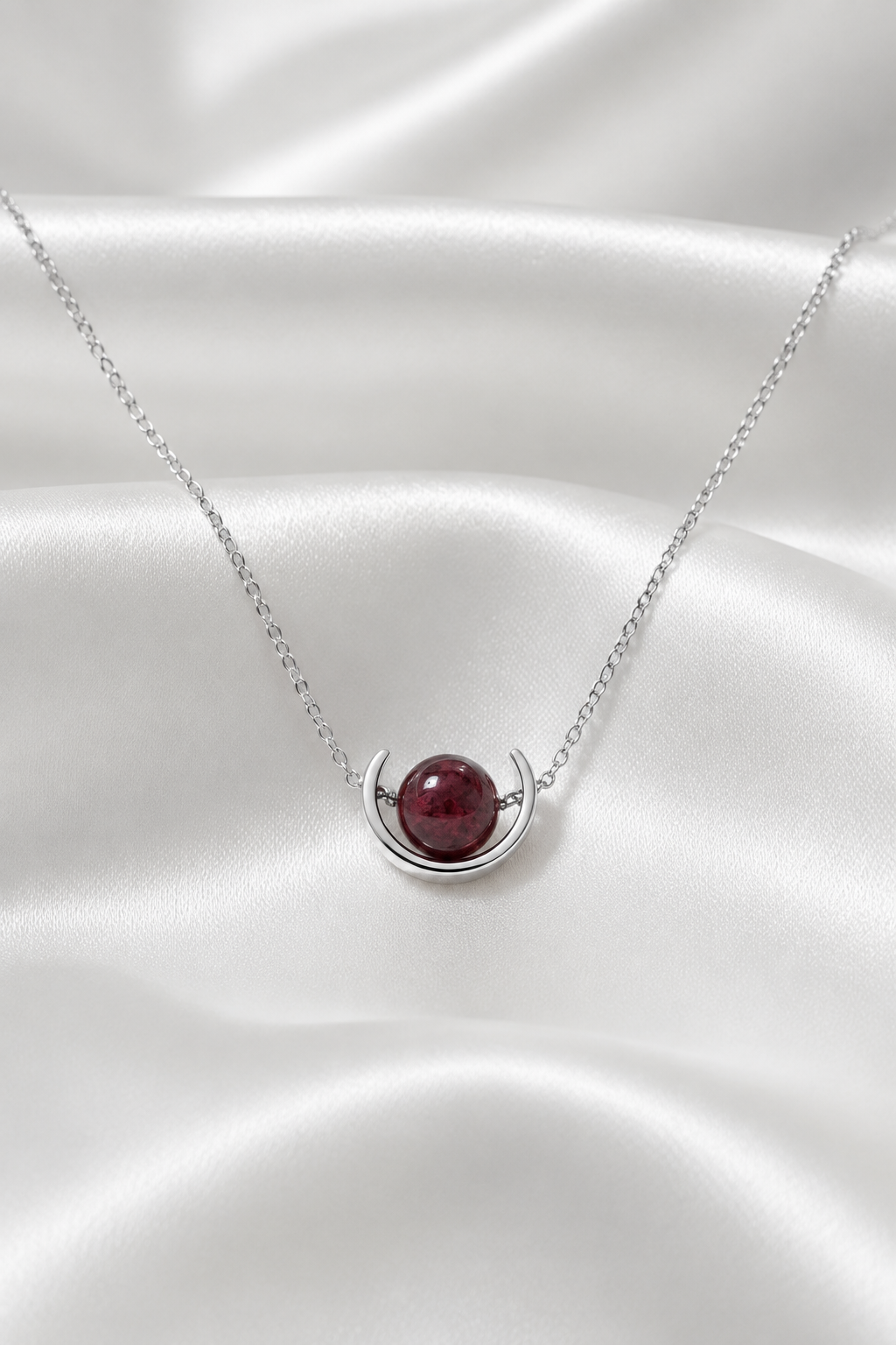 Collar de granate natural en plata de ley 925 sobre satén blanco