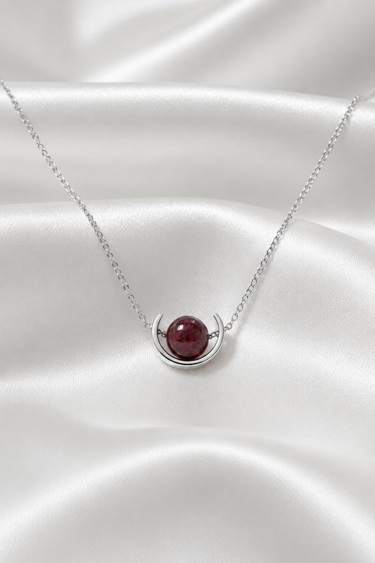 Collar de granate natural en plata de ley 925 sobre satén blanco