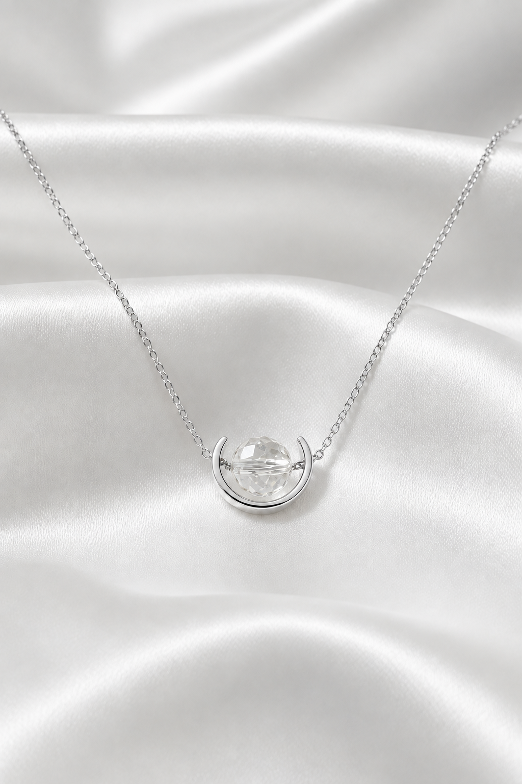 Collar de cuarzo Hérkimer natural en plata de ley 925 sobre satén blanco