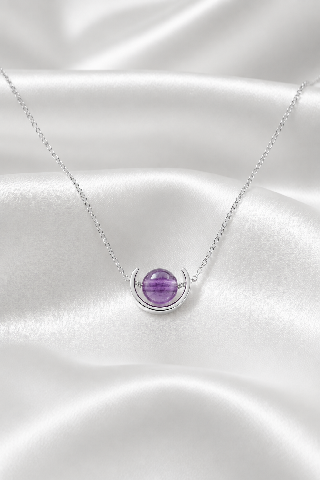 Collar de amatista natural en plata de ley 925 sobre satén blanco