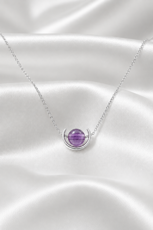 Collar de amatista natural en plata de ley 925 sobre satén blanco