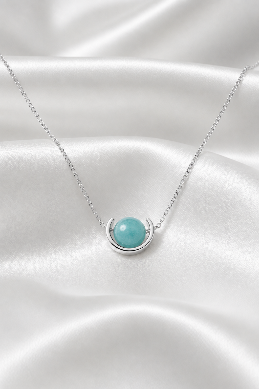 Collar de aguamarina natural en plata de ley 925 sobre satén blanco